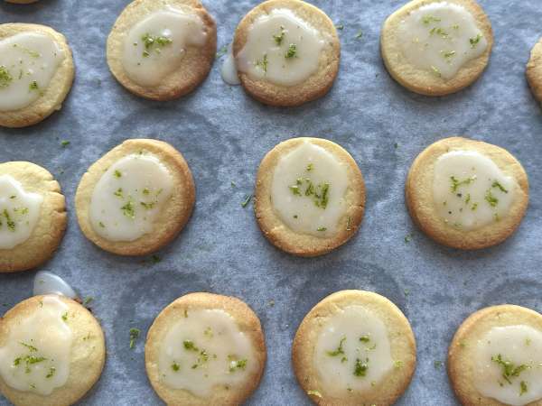 Biscuiți cu unt și lămâie verde, acoperiți cu glazură - Preparare etapa 11