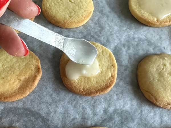 Biscuiți cu unt și lămâie verde, acoperiți cu glazură - Preparare etapa 10