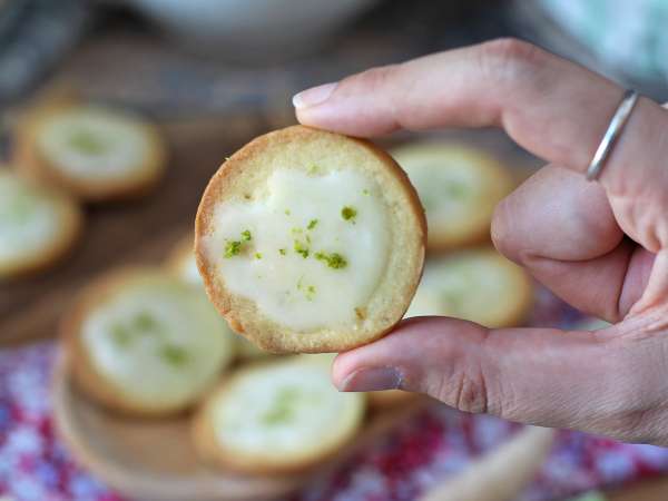 Biscuiți cu unt și lămâie verde, acoperiți cu glazură - Preparare etapa 12