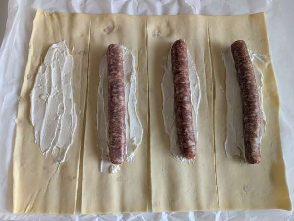 Rulou cu cârnați și brânză la friteuza cu aer cald - Preparare etapa 4
