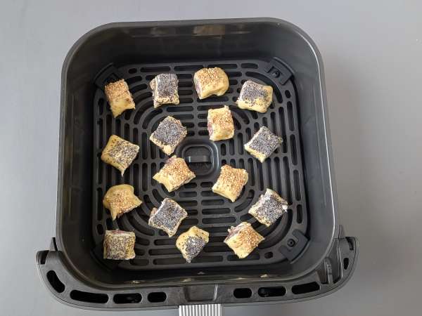 Rulou cu cârnați și brânză la friteuza cu aer cald - Preparare etapa 9
