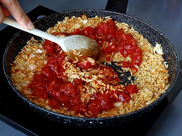 Paste orzo cu roșii și creveți, preparate ca un risotto - Preparare etapa 4