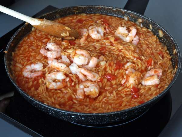 Paste orzo cu roșii și creveți, preparate ca un risotto - Preparare etapa 6