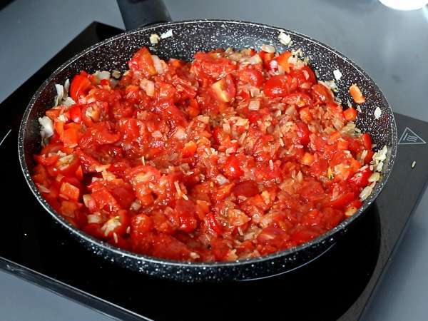 Un preparat cu pui, orez cu roșii și ardei - Preparare etapa 5