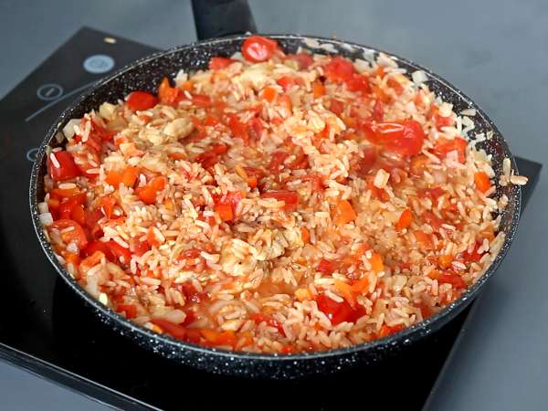 Un preparat cu pui, orez cu roșii și ardei - Preparare etapa 9