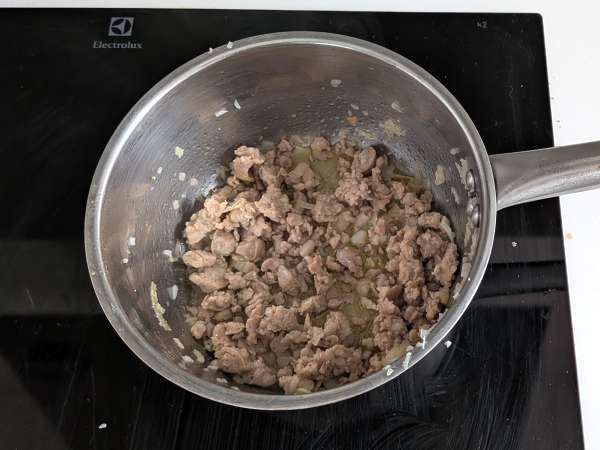 Timballo de rigatoni la cuptor cu cârnați, sos bechamel și mozzarella - Preparare etapa 1
