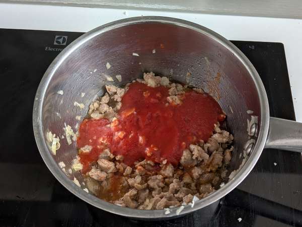 Timballo de rigatoni la cuptor cu cârnați, sos bechamel și mozzarella - Preparare etapa 2