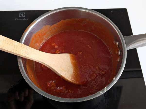 Timballo de rigatoni la cuptor cu cârnați, sos bechamel și mozzarella - Preparare etapa 3