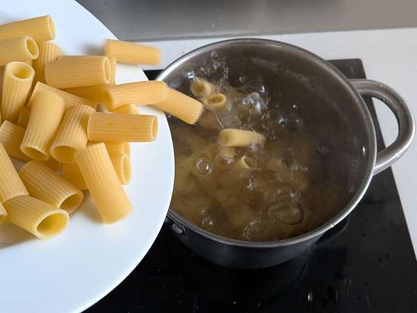 Timballo de rigatoni la cuptor cu cârnați, sos bechamel și mozzarella - Preparare etapa 6