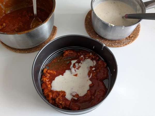 Timballo de rigatoni la cuptor cu cârnați, sos bechamel și mozzarella - Preparare etapa 7