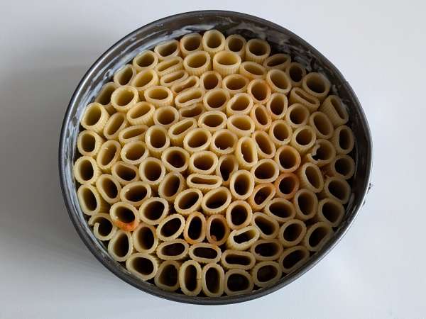 Timballo de rigatoni la cuptor cu cârnați, sos bechamel și mozzarella - Preparare etapa 9