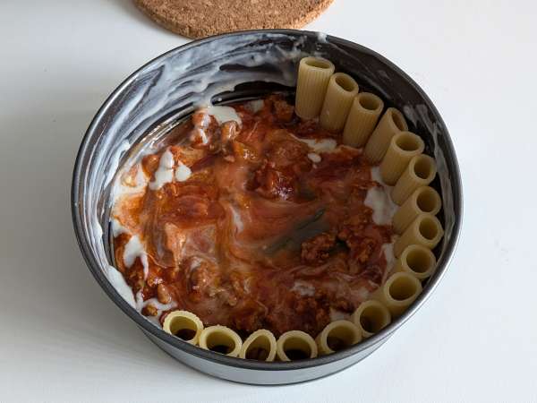 Timballo de rigatoni la cuptor cu cârnați, sos bechamel și mozzarella - Preparare etapa 8