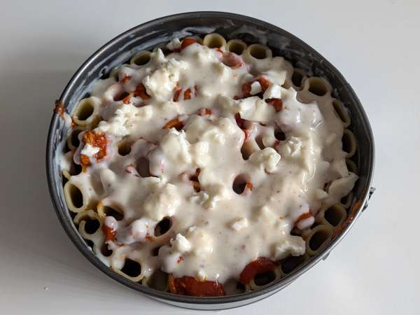 Timballo de rigatoni la cuptor cu cârnați, sos bechamel și mozzarella - Preparare etapa 10