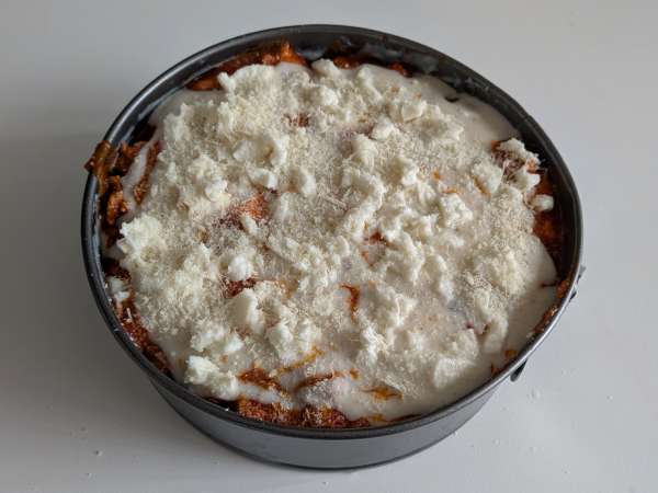 Timballo de rigatoni la cuptor cu cârnați, sos bechamel și mozzarella - Preparare etapa 12