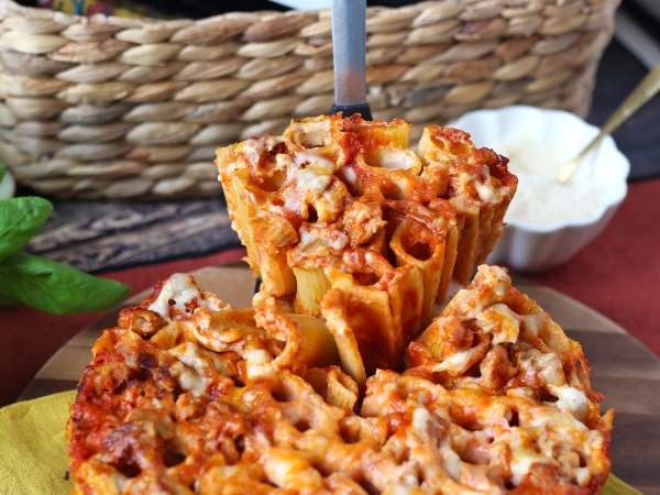 Timballo de rigatoni la cuptor cu cârnați, sos bechamel și mozzarella - Preparare etapa 15