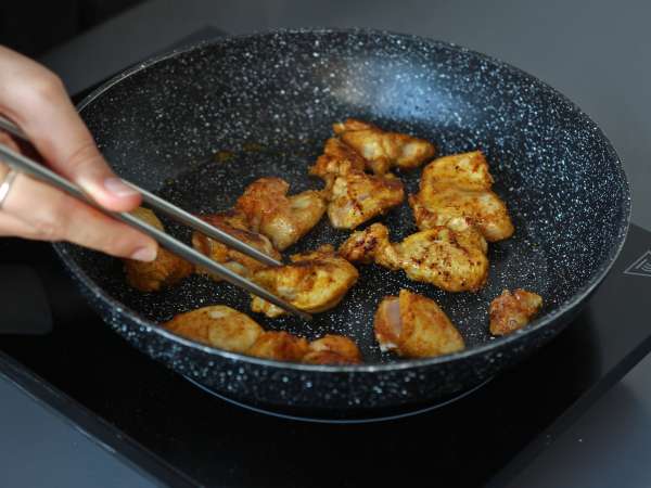 Tăiței udon cu pui și sos cremos de curry thailandez - Preparare etapa 2