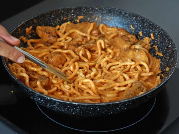 Tăiței udon cu pui și sos cremos de curry thailandez - Preparare etapa 5