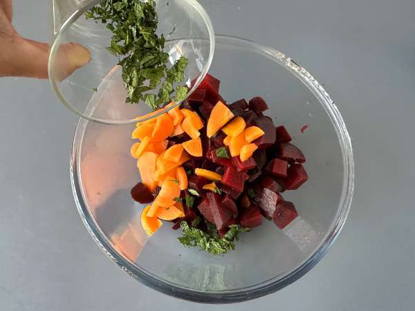 Salată de sfeclă cu halloumi la grătar - Preparare etapa 2