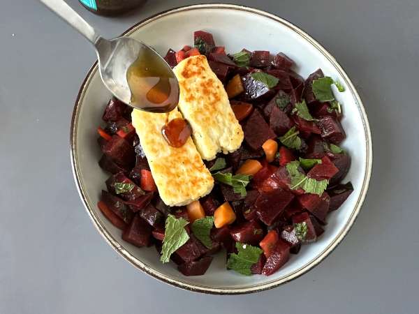 Salată de sfeclă cu halloumi la grătar - Preparare etapa 8