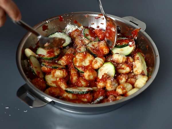 Rețetă rapidă de gratin cu gnocchi, dovlecel și mozzarella - Preparare etapa 3