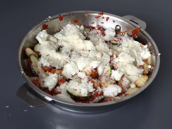 Rețetă rapidă de gratin cu gnocchi, dovlecel și mozzarella - Preparare etapa 4