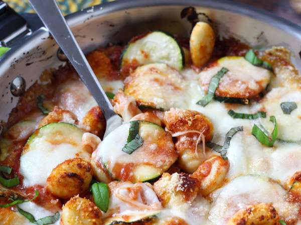Rețetă rapidă de gratin cu gnocchi, dovlecel și mozzarella - Preparare etapa 6