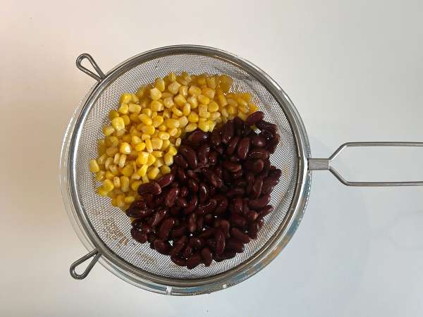Salată proteică de quinoa cu fasole roșie și porumb - Preparare etapa 3