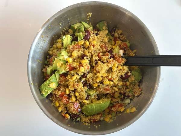 Salată proteică de quinoa cu fasole roșie și porumb - Preparare etapa 7