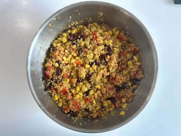 Salată proteică de quinoa cu fasole roșie și porumb - Preparare etapa 6