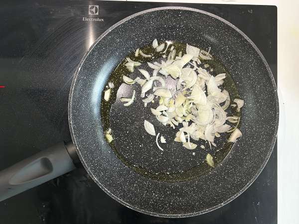 Fasole roșie gătită la foc mic cu roșii și brânză feta prăjită - Preparare etapa 1