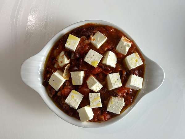 Fasole roșie gătită la foc mic cu roșii și brânză feta prăjită - Preparare etapa 3