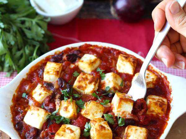 Fasole roșie gătită la foc mic cu roșii și brânză feta prăjită - Preparare etapa 4