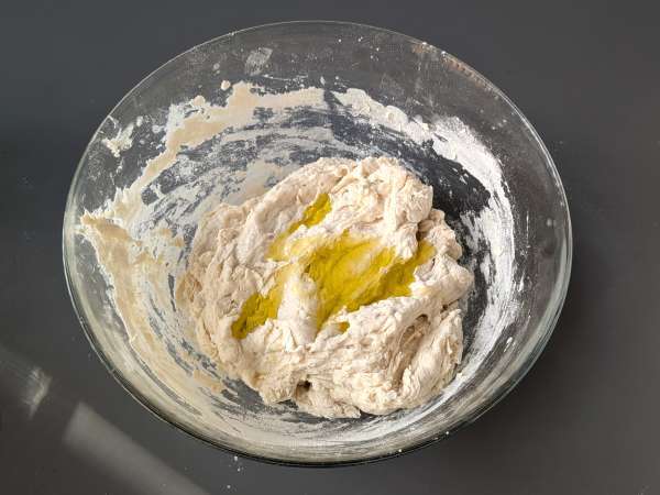 Focaccia groasă și pufoasă cu roșii cherry, măsline și oregano - Preparare etapa 3
