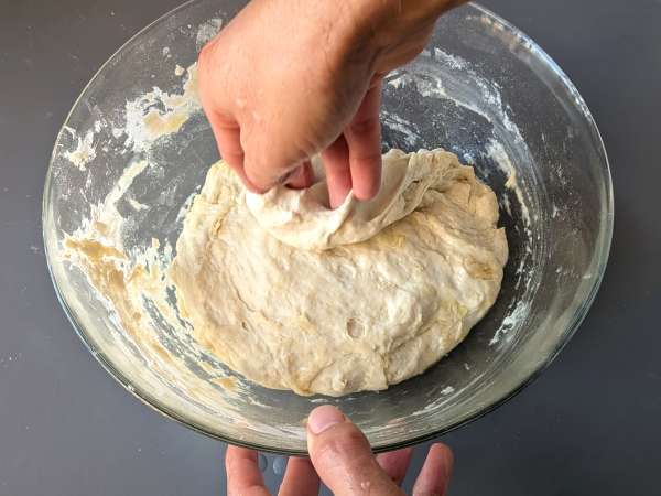 Focaccia groasă și pufoasă cu roșii cherry, măsline și oregano - Preparare etapa 5