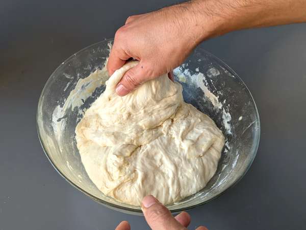 Focaccia groasă și pufoasă cu roșii cherry, măsline și oregano - Preparare etapa 7