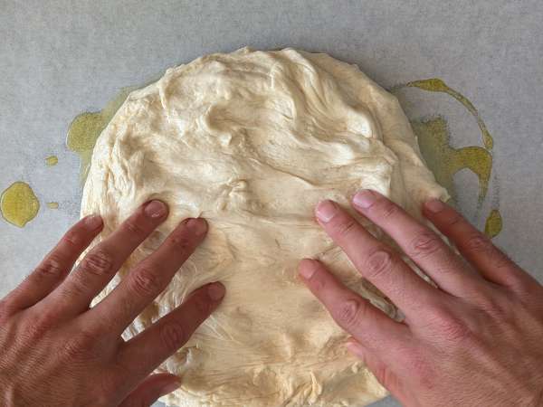 Focaccia groasă și pufoasă cu roșii cherry, măsline și oregano - Preparare etapa 8