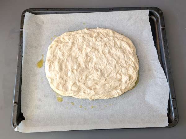 Focaccia groasă și pufoasă cu roșii cherry, măsline și oregano - Preparare etapa 9