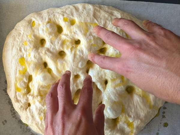 Focaccia groasă și pufoasă cu roșii cherry, măsline și oregano - Preparare etapa 10