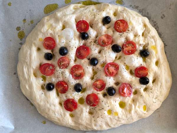 Focaccia groasă și pufoasă cu roșii cherry, măsline și oregano - Preparare etapa 11