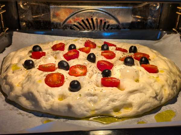 Focaccia groasă și pufoasă cu roșii cherry, măsline și oregano - Preparare etapa 12