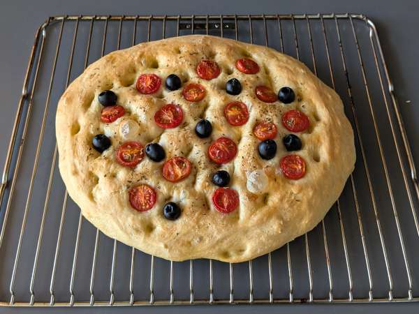 Focaccia groasă și pufoasă cu roșii cherry, măsline și oregano - Preparare etapa 13