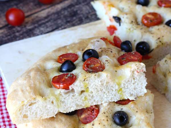 Focaccia groasă și pufoasă cu roșii cherry, măsline și oregano - Preparare etapa 14
