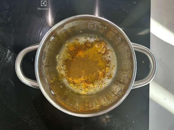 Curry de linte roșie cu lapte de cocos: o rețetă ușoară și cremoasă - Preparare etapa 3