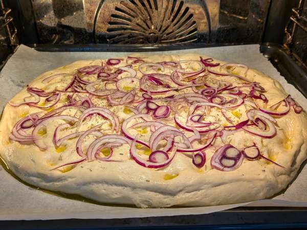Focaccia rustică cu ceapă și rozmarin - Preparare etapa 11