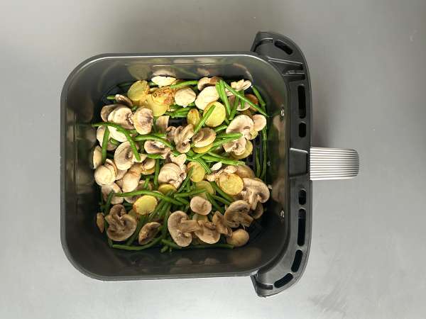 Cod la Air Fryer cu sos de vin alb, cartofi și legume - Preparare etapa 4