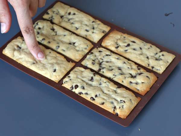 Biscuiți cu ciocolată, pufoși și crocanți - Preparare etapa 8