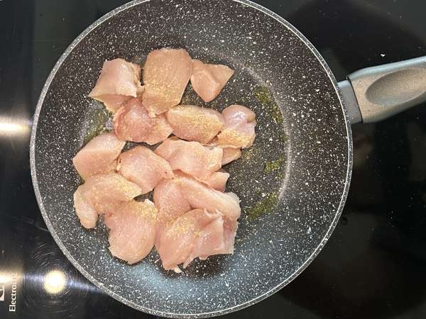 Marry Me Chicken Pasta: paste cremoase cu pui, roșii uscate și parmezan - Preparare etapa 4