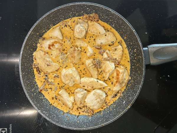 Marry Me Chicken Pasta: paste cremoase cu pui, roșii uscate și parmezan - Preparare etapa 9