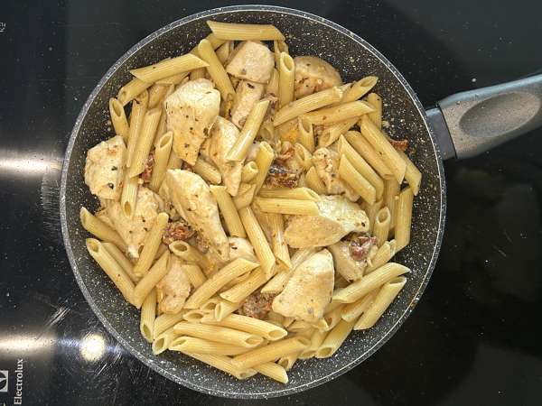 Marry Me Chicken Pasta: paste cremoase cu pui, roșii uscate și parmezan - Preparare etapa 10