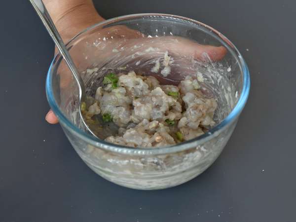 Aperitive cu creveți în stil rulouri de primăvară, preparate la friteuza cu aer cald - Preparare etapa 2